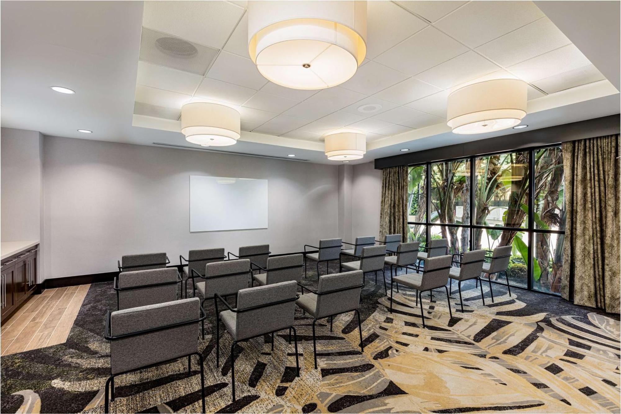 Hilton Garden Angeles / Hollywood 3*
